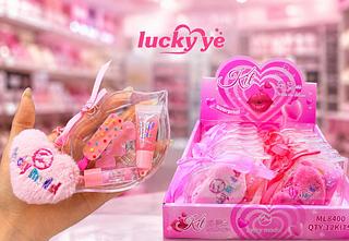Lip Gloss Com chaveiro Lucky Model Cores separar que estevem disponível