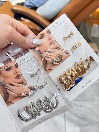 Kit Brincos com Anel e Colar Coração Dourado e Prata modelos separar que estevem disponíveis