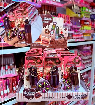 LIP GLOSS COM CHAVEIRO YOYOMAQUIAMOR CORES SEPARAR QUE ESTEVEM DISPONIVEIS