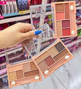 Paleta de sombra love Rain cores separar que estevem disponível