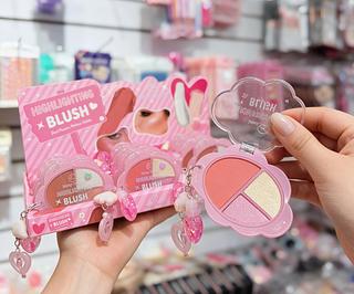 Blush e iluminador com Chaveiro Lucky Model Cores separar que estevem disponível