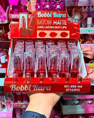 Batom Matte Bobbi Rara Cores separar que estevem disponível