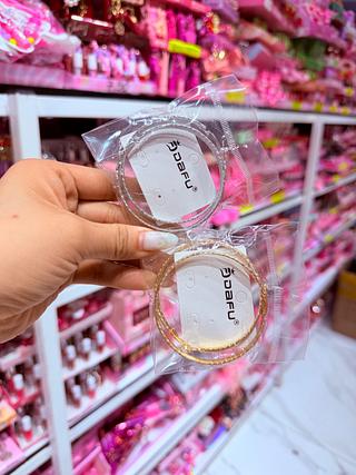 Brincos cores separar que estevem disponível