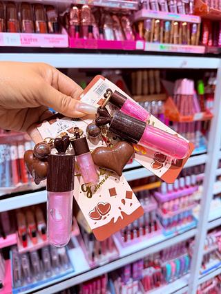 Lip gloss com chaveiro Bobbi Rara
