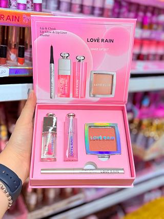 KIT LIP GLOSS LIP BALM COM LAPIS DE BOCA E BLUSH LOVE RAIN