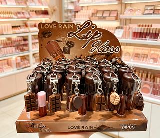 LIP GLOSS COM CHAVEIRO LOVE RAIN CORES SEPARAR QUE ESTEVEM DISPONIVEIS