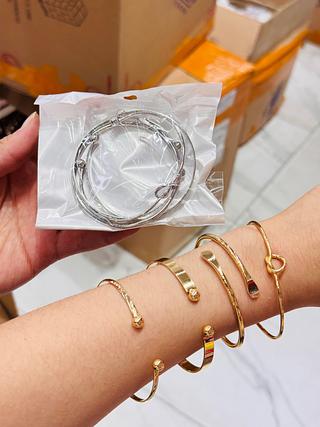 Kit pulseira Dourado e Prata modelos separa que estevem disponíveis