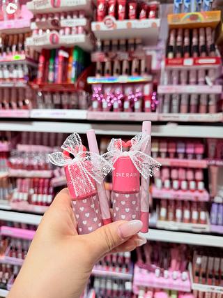 LIP GLOSS COM LAPIS CORES SEPARAR QUE ESTEVEM DISPONIVEISLOVE RAIN