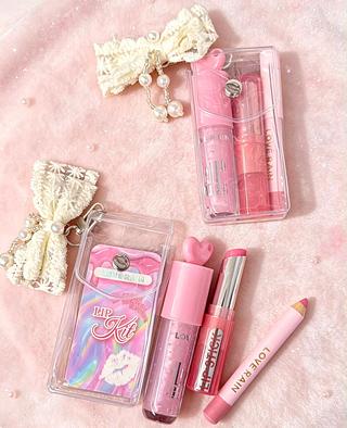 KIT LIP GLOSS COM LIP BALM E LAPIS DE LABIAL LOVE RAIN CORES SEPARAR QUE ESTEVEM DISPONIVEISM DOISPONIVEIS