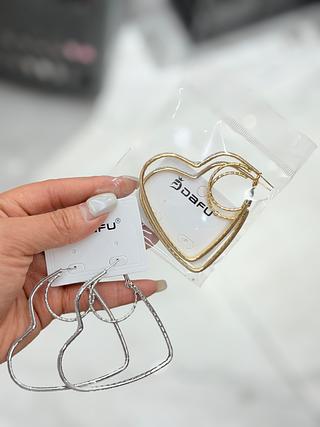 Brincos Dourado E Prata Cores separar que estevem disponível