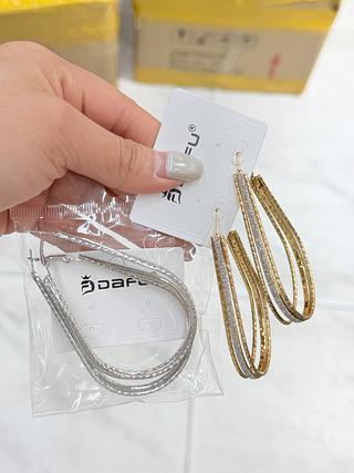 Brincos Dourado e PRATA cores separar que estevem disponível