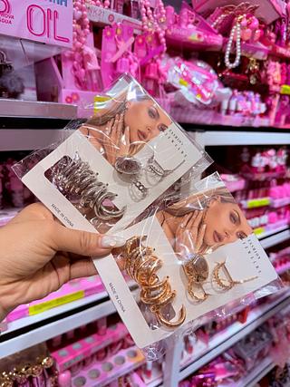 Kit Brincos Colar e Anel Prata e Dourado separar que estevem disponíveis