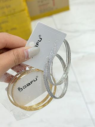 Brincos Dourado e Prata modelos separar que estevem disponíveis